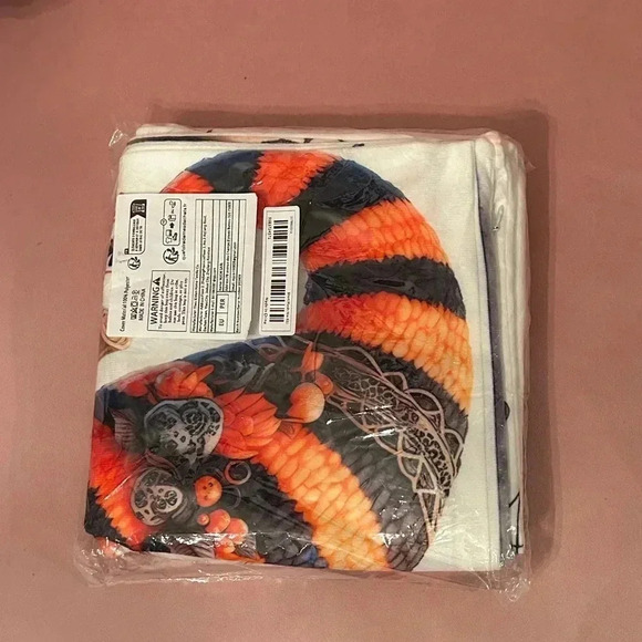 GNOME THROW PILLOW COVERS + TABLE RUNNER - Picture 6 of 6